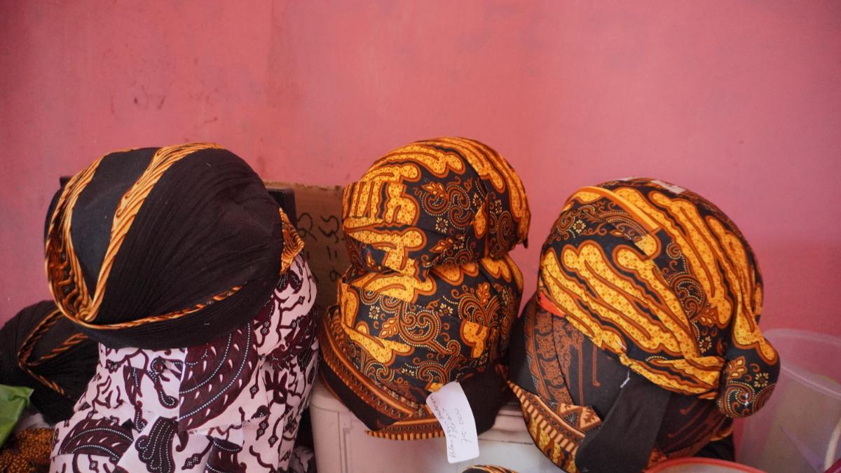 Ananta Blangkon Mempertahankan Budaya Jawa lewat Blangkon Lebih dari 25 tahun