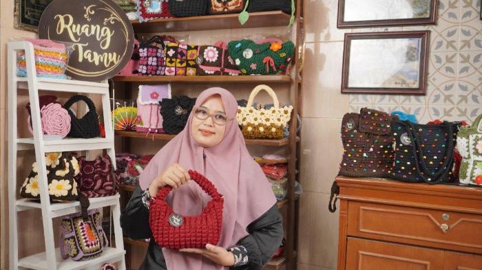 Kini Sukses Bangun Bisnis Rajut yang Raup Ratusan Ribu, Hanya Berawal di Sudut Ruang Tamu