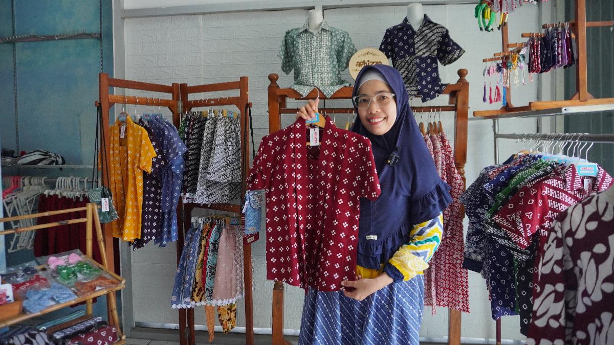 Afhizza Kembangkan Baju Batik Anak dengan Motif Kecil dan Warna Cerah