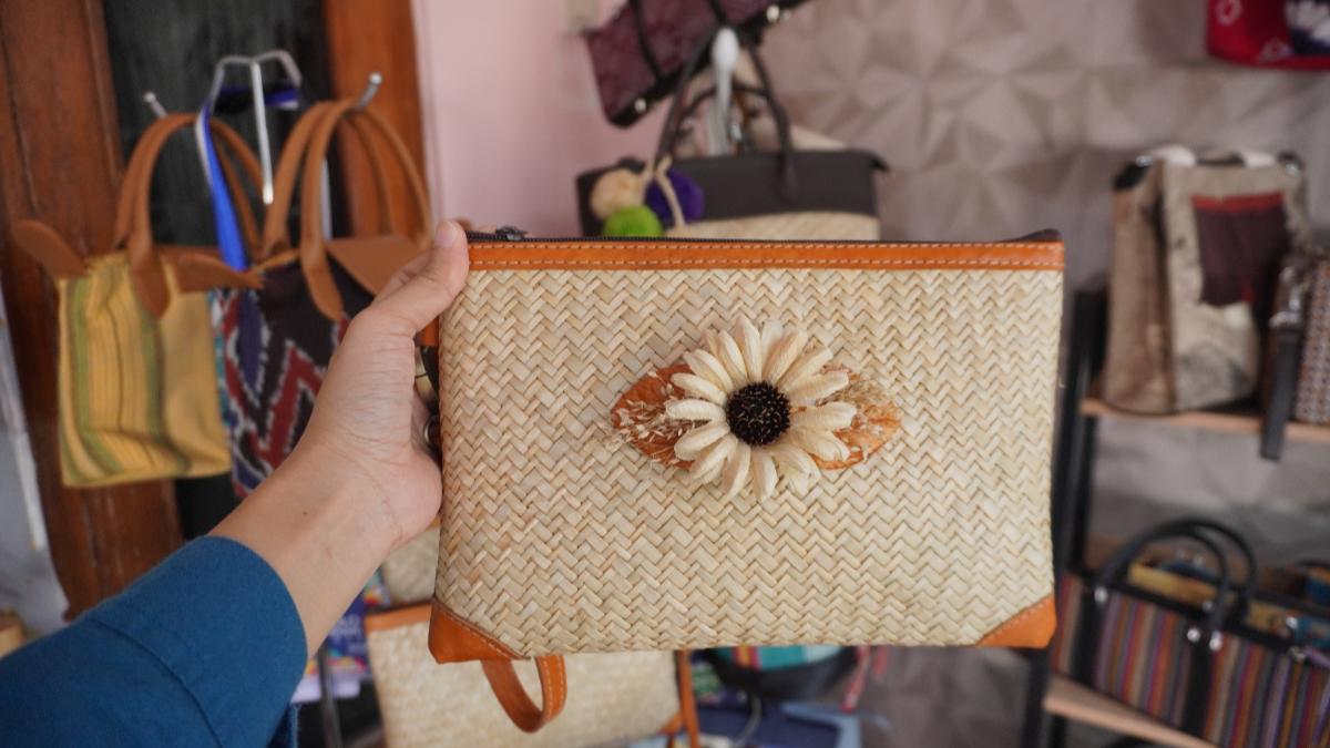 5 Cara Membersihkan Tas Anyaman dari Bambu agar Tetap Awet