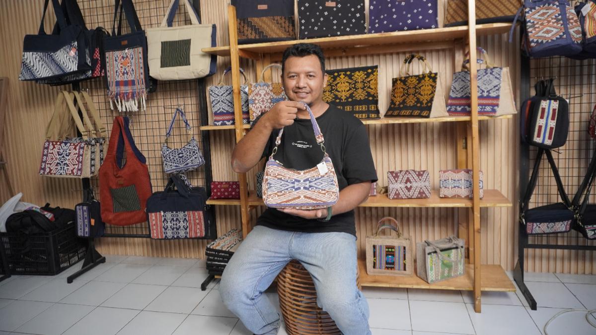 Kecintaannya Terhadap Kain Nusantara Mamnich Malah Membawa Berkah Bagi Keluarga