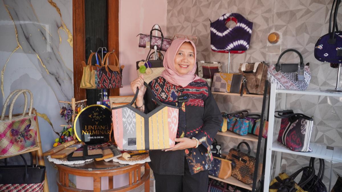 Lintang Nyuminar Menumbuhkan Rasa Cinta Produk Lokal Kepada Gen-Z Melalui Tas
